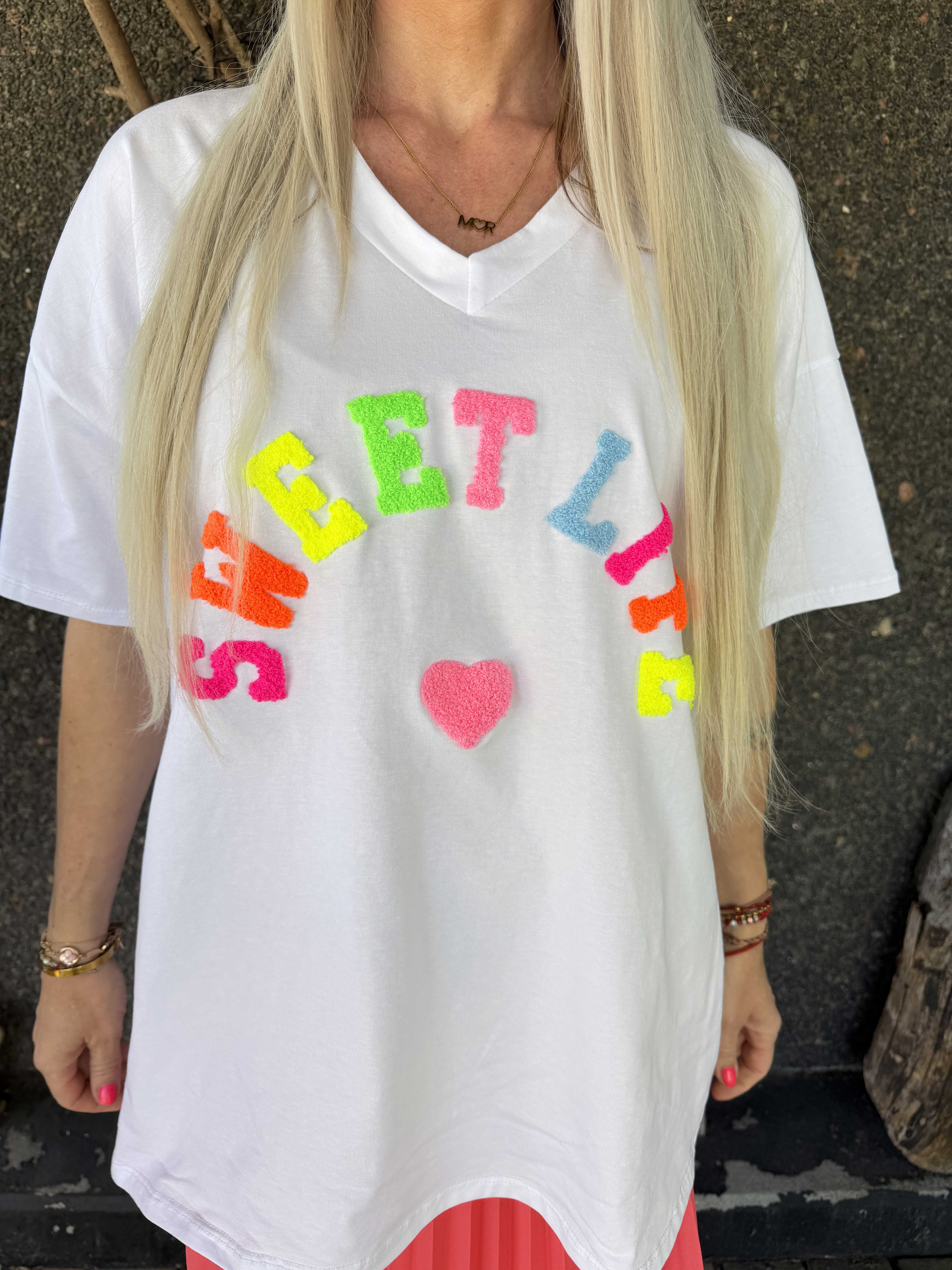 Leini - Oversized t-shirt i bomuld med v-udskæring og farverigt skrift